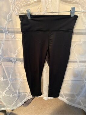 Black High-Rise Crop Performance Leggings